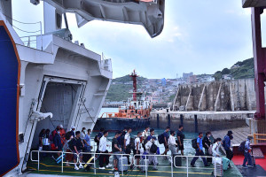 　停航8天後，新臺馬輪7日早晨抵達東引中柱港，除了多達400餘位旅客下船外，還有10餘輛汽車從船艙駛出，碼頭頓時熱鬧起來。（圖／文：陳其敏）