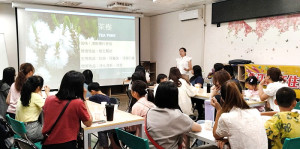 　新住民家服中心舉辦芳香精油療癒擴香瓶DIY，邀芳療講師顏怡薐主講，讓學員們一探香氛的奇妙世界。（圖：新住民家庭服務中心）