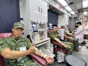 台北捐血中心今、明2天在南竿福澳運動場舉辦捐血，獲地區軍民熱情響應。(圖：馮紹夫)