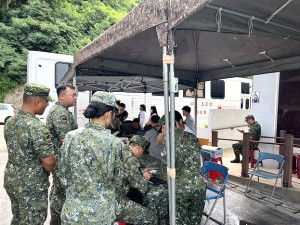 台北捐血中心捐血活動8日在福澳運動場舉行,地區軍民熱情響應;今(9)日繼續在同地點舉行,歡迎鄉親共襄盛舉。(圖/文:馮紹夫)