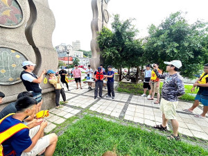 殷鑑不遠,消防局因應國內溺水事件,日前配合南竿鄉內立式划槳(SUP)活動加強宣導,看似安全的活動其實暗藏危機。(圖:連江縣消防局)