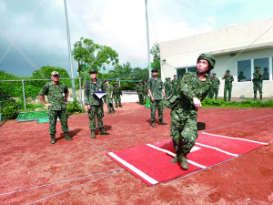 官兵實施手榴彈投擲測驗。（圖：鄭恆佳）