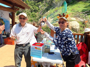 產業發展處舉辦「112年度手護大坵工作假期-拔除玉珊瑚,撒下花草籽~一起手護小鹿的家」活動。(圖:產發處)