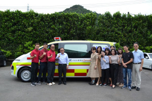 　東引消防隊將迎來重要夥伴「川記木業號」救護車，已於基隆完成交接儀式，由秘書黃春雄代表參加，將於19日正式啟用。（圖：連江縣消防局）