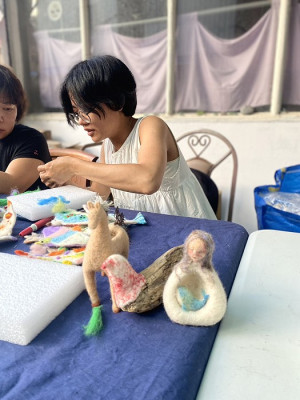 　進駐東莒的高菁穗專長於羊毛氈塑形，未來將結合居民信仰創作家族守護神肖像。（圖／文：蔡夢玲）