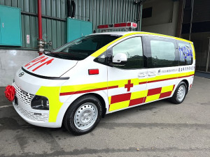 東引消防隊將迎來重要夥伴「川記木業號」救護車,已於基隆完成交接儀式,由秘書黃春雄代表參加,將於19日正式啟用。(圖:連江縣消防局)