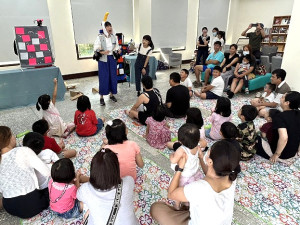 文化處今年邀請親子劇場「移動故事屋」來馬演出,帶來融合在地元素創作「來我家玩吧」全新故事,讓全場小朋友樂開懷。(圖/文:曹重偉)