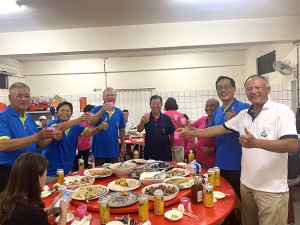 東犬長青協會9日舉行第二屆第一次會員大會餐會,並選出新任理事長,最終由林家菊高票連任。(圖/文:蔡夢玲)