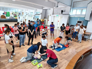 響應國家防災月,消防局與內政部合辦防災急救訓練研習暨防災宣導,同時辦理CPR及AED教學,加深民眾急救知識及減災概念。(圖:連江縣消防局)