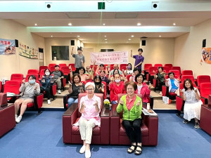 縣府民政處舉辦一系列女性勞動力養成規劃,提升婦女勞動參與。首場由吳秀蓮帶來講座。(圖:縣府民政處)