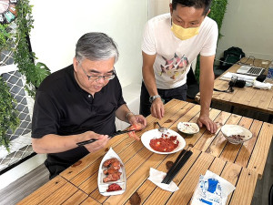 小島風土創新料理研發輔導行動透過實地教學,協助業者創造獨具魅力的在地美食。(圖:產發處)