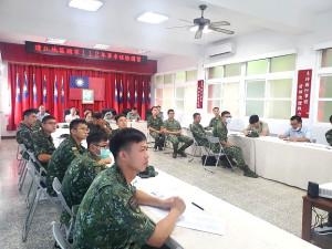 後服中心舉辦地區112年國軍軍車保險講習,邀富邦產物保險公司林郁凱襄理說明軍車保險重要性及如遇交通事故之處置流程。(圖:連江縣後備服務中心)