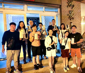 2023莒光海洋觀光年活動已正式開跑!領到紀念隨行杯的遊客們好歡喜。(圖/文:蔡夢玲)
