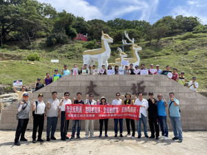 連江縣警察局舉辦大坵島上步行及自強活動,合併第三季慶生會及中秋佳節活動,縣長王忠銘、議長張永江受邀參加並頒發獎金鼓舞士氣。(圖:陳鵬雄)