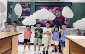 日本藝術家高橋匡太與東莒國小學童們分享「雲朵氣球」,建立彼此的連結。(圖/文:蔡夢玲)