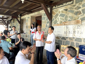 連江縣警察局舉辦大坵島上步行及自強活動,合併第三季慶生會及慶祝中秋佳節,縣長王忠銘、議長張永江受邀參加並頒發獎金鼓舞士氣。(圖:陳鵬雄)