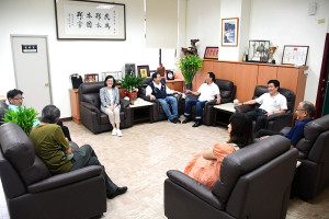 　縣議會第8屆第2次臨時會召開預備會議；縣長王忠銘率副縣長陳冠人、秘書長張龍德等前往拜會，預祝臨時會圓滿順利。（圖／文：曹重偉）