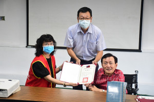 　救國團基隆市團委會邀「輪椅巨人」劉銘、資深藝人李淑楨赴連江分監舉辦生命講座，兩人以對話的方式，來勉勵大家回歸人生正途。（圖／文：曹重偉）