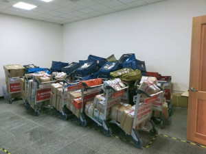 南竿機場托運貨物都移往舊航警辦公室做為離站存放區,目前使用良好,過去大批貨物囤放狀態明顯改善。(圖:南竿航空站)