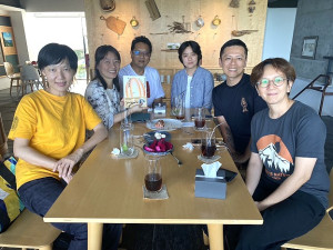 　馬祖國際藝術島「味蕾實驗室」，世界麵包冠軍陳耀訓（右2）以馬祖酒糟、老酒製作特色「酒糟無花果麵包」，並與在地業者交流創作。（圖：文化處）