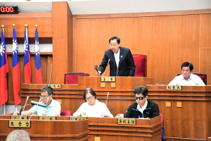 　議長張永江敲下議事槌，第8屆第2次臨時會15日圓滿閉會。（圖／文：曹重偉）