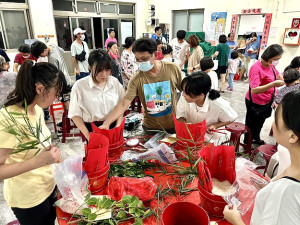 牛角大四喜之紅斗研習15日晚在牛峰境五靈公廟活動中心舉辦,邀民俗專家林錦鴻老師說明流程、擺飾順序及紅紙剪法,再由學員DIY。(圖/文:曹重偉)