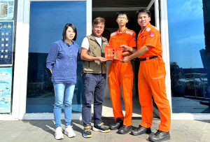 　秋節將至，東引鄉長林德建代表縣長王忠銘致贈東引指揮部、東引海岸巡分隊秋節慰問金，感謝國軍、海岸巡弟兄的辛勞與付出。（圖：東引鄉公所）