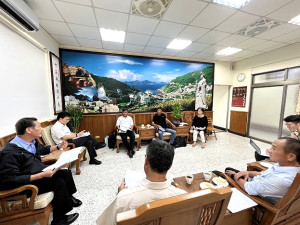 爭取各鄉民生及經濟建設,四鄉鄉長聯合拜會縣長王忠銘。(圖/文:馮紹夫)