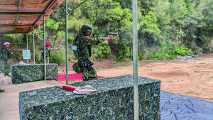 　官兵進行手槍射擊測驗。（圖：陳昱軒）