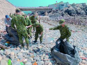 官兵實施垃圾集中作業。（圖：曾俊豪）