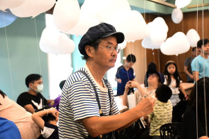 　馬祖國際藝術島《通往雲的故鄉》23日在民俗文物館開展，為擴大參與及收集在地願望，16日推出親子工作坊，由高橋匡太親自指導。（圖／文：曹重偉）