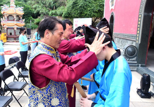 　「牛角做出幼」隆重舉辦，家長來賓一起見證馬中一年級75位學子成年；完成過關儀式後，由縣長王忠銘、議長張永江等為同學加冠。（圖／文：曹重偉）