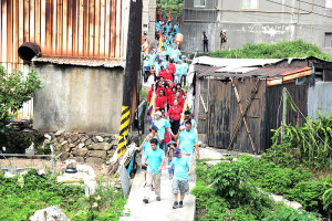 　牛角做出幼上午進行添福壽喝采，送喜隊伍巡迴各個巷道，拜訪村中有80歲以上長者及新生兒家戶獻上吉祥話語，受訪家戶喜上眉梢。（圖／文：曹重偉）