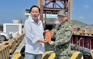 　秋節將至，連江縣議長張永江贈送秋節加菜金給陸軍東引地區指揮部，表達感謝與敬意，由指揮官林主典少將代表接受。（圖：連江縣議會）