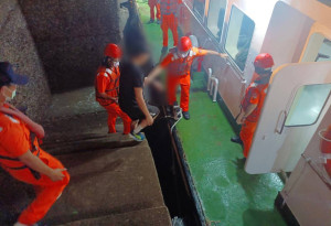 海巡署16日晚間接獲北竿衛生所通報,1名許姓鄉親左手骨折有就醫急迫性,第十海巡隊派遣PP-10037艇接駁傷患,完成後送任務。(圖:馬祖海巡隊)