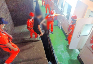 海巡署16日晚間接獲北竿衛生所通報,1名許姓鄉親左手骨折有就醫急迫性,第十海巡隊派遣PP-10037艇接駁傷患,完成後送任務。(圖:馬祖海巡隊)