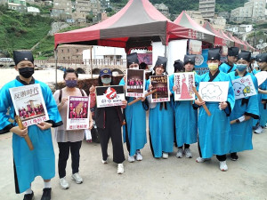 連江地檢署、縣府政風處16日一起參加馬祖秋慶牛角做出幼,融入社區宣導反賄選。(圖:連江地檢署、縣府政風處)