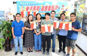 　衛福局18日下午舉辦今年健康體重管理減重活動頒獎典禮，最佳減重、減重公斤數最多兩項大獎均由楊政曄（右四）獲得。（圖／文：曹重偉）