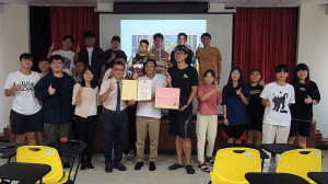 縣長王忠銘18日前往海大馬祖校區為大二生擔任講師,他分享馬祖發展與國際藝術島計畫。(圖:縣府提供)