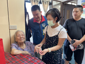 南竿鄉介壽村孫木蓮女士95歲生日,衛福局秘書池瑞萍會同公所秘書徐雲輝獻上祝福,為孫木蓮戴上90歲以上才有的金戒指賀禮。(圖/文:曹重偉)