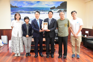 　受邀參加馬祖國際藝術島，日本台灣交流協會台北事務所副代表服部崇19日抵馬拜訪縣長王忠銘，雙方就馬祖政經現況進行意見交流。（圖／文：曹重偉）