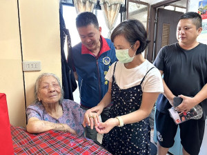 南竿鄉介壽村孫木蓮女士95歲生日,衛福局秘書池瑞萍會同公所秘書徐雲輝獻上祝福,為孫木蓮戴上90歲以上才有的金戒指賀禮。(圖/文:曹重偉)