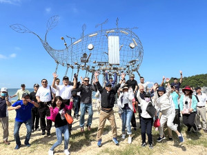 第二屆馬祖國際藝術島9月23日開幕,縣府局科室主管昨日上午參觀南竿作品,留下深刻印象。(圖/文:馮紹夫)