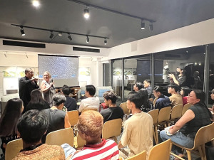 第二屆馬祖國際藝術島20日晚間舉辦藝術家之夜,邀請策展人、藝術家交流創作,氣氛歡愉熱絡。(圖/文:馮紹夫)
