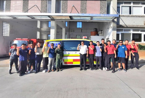 　連江縣消防局東引消防隊獲贈一台全新救護車，19日舉行啟用典禮，東引各界感謝川記木業等企業的善心義舉，為離島地區緊急救護挹注能量。（圖：東引消防隊）