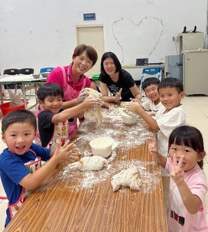 林波夫妻檔第9年環島做愛心饅頭-馬祖行,第43站抵達東莒國小。(圖/文:蔡夢玲)