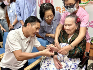 大同之家住民劉依媄女士95歲生日,縣長王忠銘、莒光鄉長陳樂禮前往祝壽,多位家屬到場一起慶生,四代同堂喜氣洋洋。(圖/文:曹重偉)