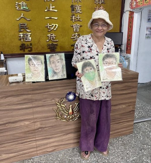 配合全國交通安全月,南所及監理站至馬祖高中聯合宣導,邀請基隆名畫家賴炳華老師為參加有獎徵答的學生創作人像素描當獎勵。(圖:南竿警察所)
