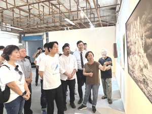 副總統賴清德21日抵達馬祖,在縣府、文總陪同下參觀馬祖國際藝術島,對藝術作品感到驚艷,頻頻稱讚,給予高度肯定。(圖/文:馮紹夫)