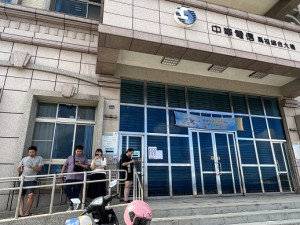 iPhone 15系列今(22)日開賣，搶得頭香的郭小姐上午7時30分就在現場排隊。(圖：馮紹夫)